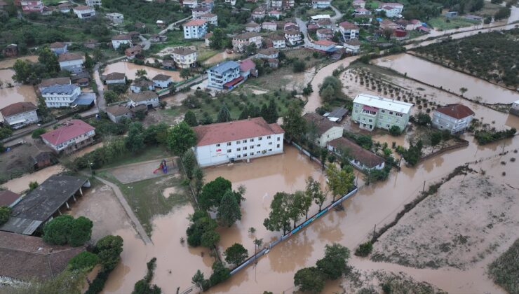 Sakarya’da yağıştan etkilenen mahallede ulaşım kepçe ve traktörlerle sağlanıyor