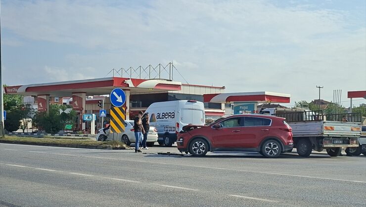Samsun Bafra’da iki araç çarpıştı, Samsun-Sinop yolunda 3 kişi yaralandı