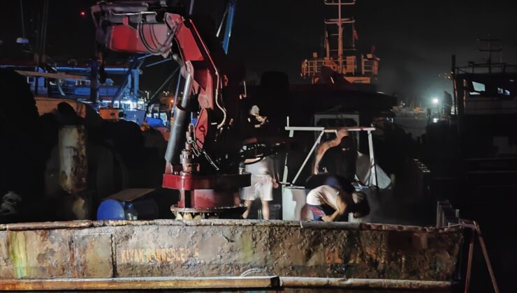 Samsun Yakakent’te balıkçı teknesindeki yangın itfaiye müdahalesiyle söndürüldü