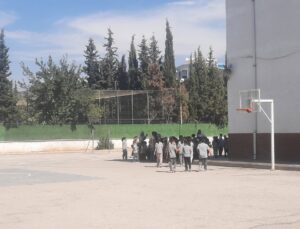 Şanlıurfa Karaköprü’deki 5,4 büyüklüğündeki deprem sonrası eğitime 1 gün ara verildi