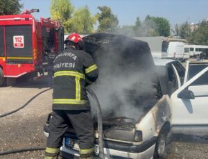 Şanlıurfa’da park halindeki otomobil yandı