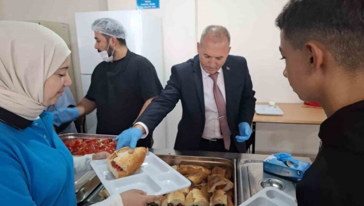 Sarıgöl İlçe Milli Eğitim Müdürü, pansiyonda öğrencilere kepçeyle yemek ikram etti