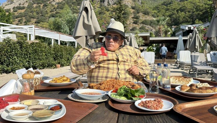 Şarkıcı Aydın Aydın, Ölüdeniz’de Şişme Kıyafetle İsrafa Dikkat Çekti