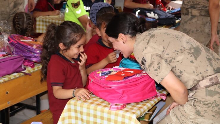 Sason’da jandarma ekipleri öğrencileri ziyaret etti