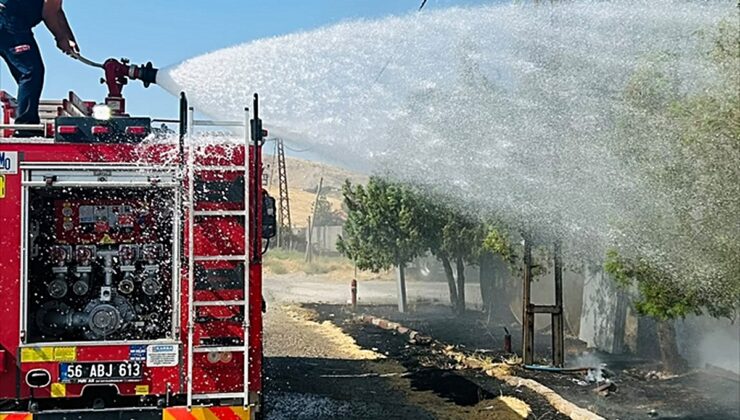 Siirt’te akaryakıt istasyonunun bahçesinde çıkan yangın söndürüldü