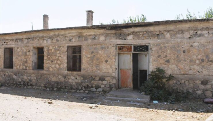 Silopi’de Tehlikeli Metruk Bina Yıkılıyor