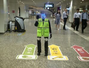 Singapur’da İnsansı Robot Olly MRT’de Göreve Başladı