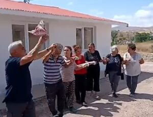 Sivas Kangal’da köylüler 50 yıllık okulu imeceyle yeniledi, halayla kutladı