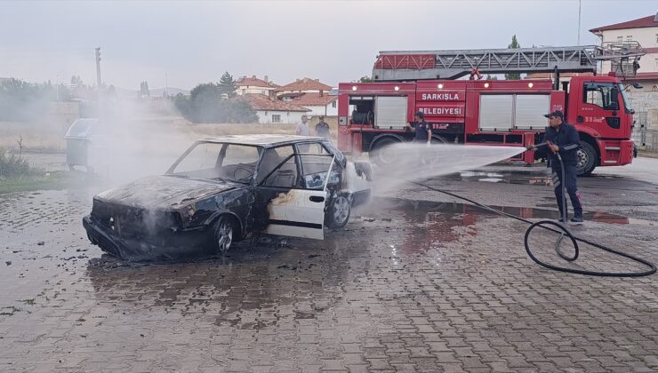 Sivas Şarkışla’da park halindeki plakasız otomobil yandı ve kullanılamaz hale geldi
