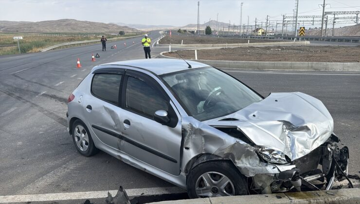 Sivas Ulaş’ta Sivas-Malatya yolunda iki otomobil çarpıştı, 5 kişi yaralandı