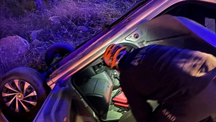 Sivas’ta devrilen otomobildeki 1 kişi öldü, 2 kişi yaralandı