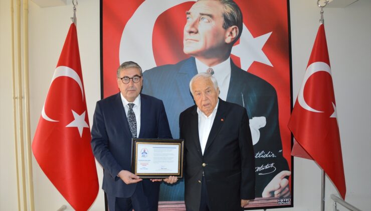 Sivrihisarlı iş insanı Fahri Keskin, iki dairesini öğrenci bursu için bağışladı