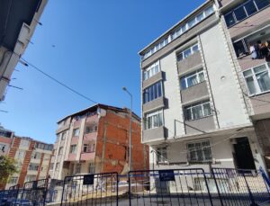 Sultangazi’de kayma meydana gelen 4 katlı bina tahliye edildi / Havadan görüntülerle