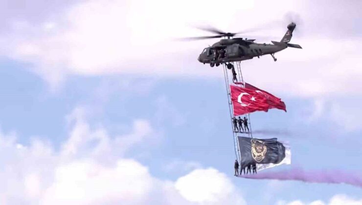 TEKNOFEST Güneydoğu’da Özel Harekat polisleri T-70 helikopterle bayrak şovu yaptı