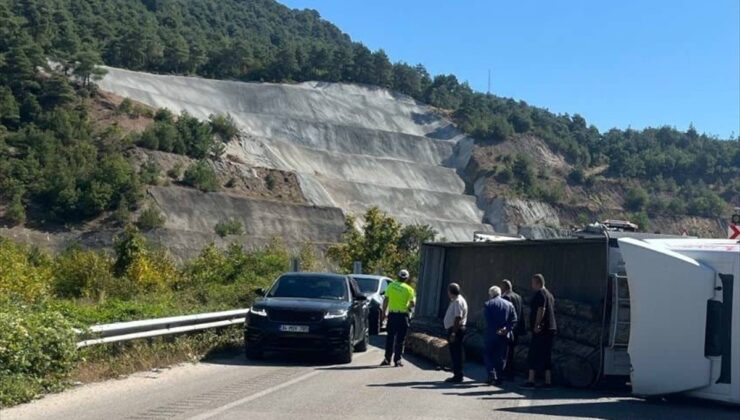 Tokat’ta devrilen tırın sürücüsü yaralandı