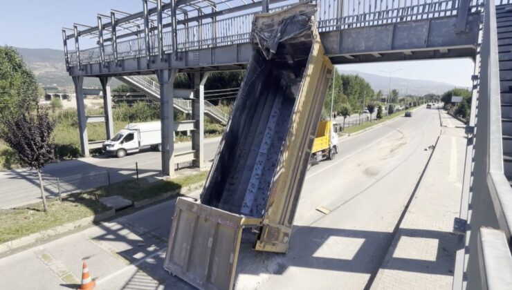 Tokat’ta Kamyon Damperi Üst Geçide Çarptı: Sürücü Yaralandı