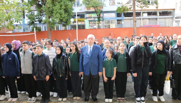 Trabzon Of’ta öğrenciler bayrak töreniyle haftaya başladı, eğitim müdürü tavsiye verdi