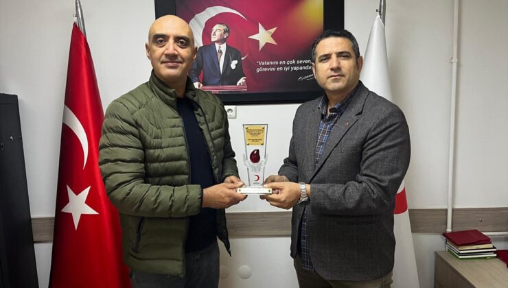 Türk Kızılayı Bilecik Şubesi, 45 kez kan bağışlayan bağışçıya özel plaket verdi