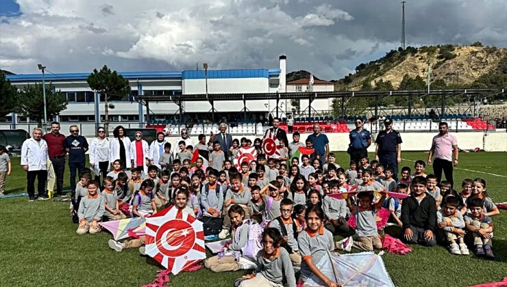 Uğurludağ’da MEB etkinliğinde öğrenciler Gazze’deki çocuklar için uçurtma uçurdu
