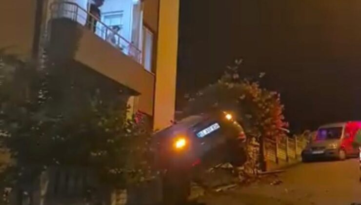 Ünye’de Kontrolden Çıkan Otomobil Duvara Çarptı, Sürücü Kaçtı