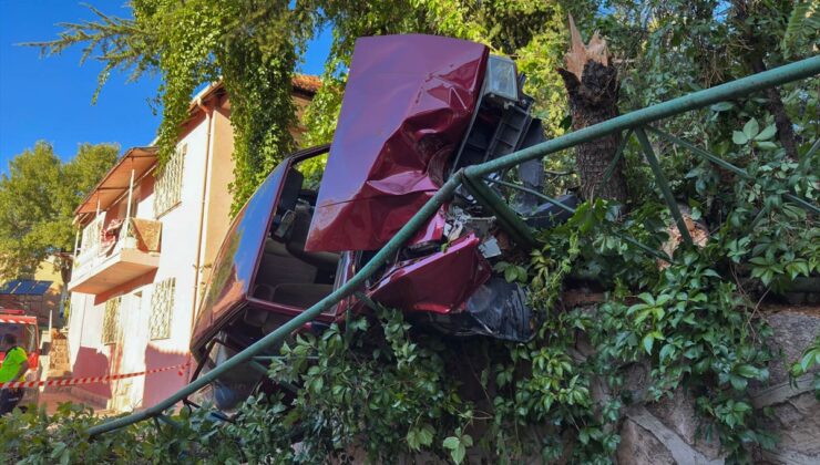 Uşak’ta ağaca çarpan otomobil istinat duvarında asılı kaldı, sürücü yaralandı