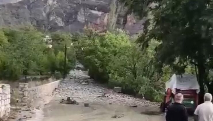Uzundere’de Sel Felaketi: 2 Araç Hasar Gördü, Yollar Kapandı