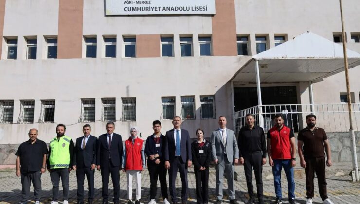 Vali Bozkurt Ağrı’da okulları ziyaret edip güvenlik ve temizlik çalışmalarını inceledi