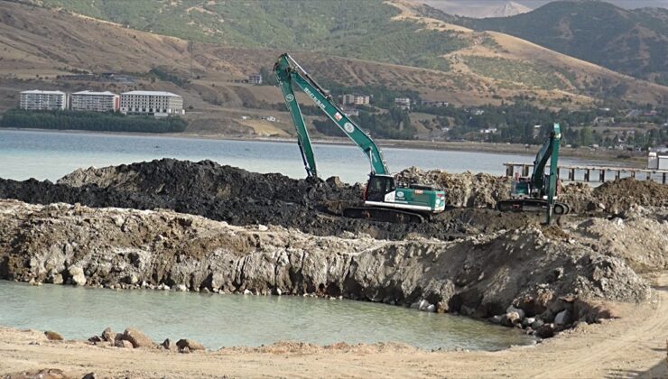 Van Gölü’nde dip çamuru temizliği sürüyor