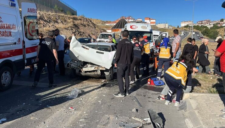 Yozgat’ta otomobil ile hafif ticari aracın çarpıştığı kazada 6 kişi yaralandı
