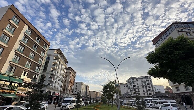 Yüksekova’da nadir görülen Sirrokümülüs bulutları ilçe sakinlerini cezbetti