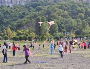 Zonguldak Kozlu Sahili’nde öğrenciler Filistinli çocuklar için uçurtma uçurdu