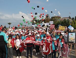 Zonguldak Kozlu’da öğrenciler Gazzeli çocuklar için uçurtma uçurdu