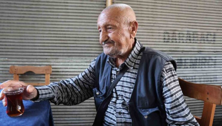 Adana Kozan’da 86 yaşındaki Bayram Ersin, çay için her gün 8 kilometre yürüyor