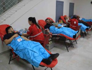 Adana Seyhan’da Kızılay Haftası’nda öğretmen ve veliler kan bağışladı