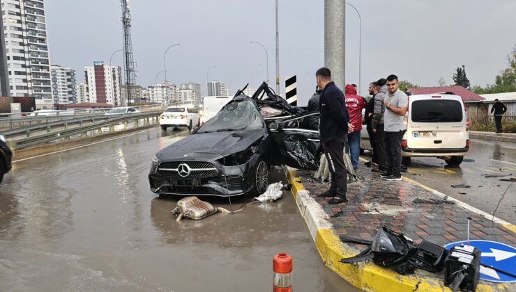 Adana Seyhan’da kontrolden çıkan otomobil yön levhası direğine çarptı, sürücü öldü