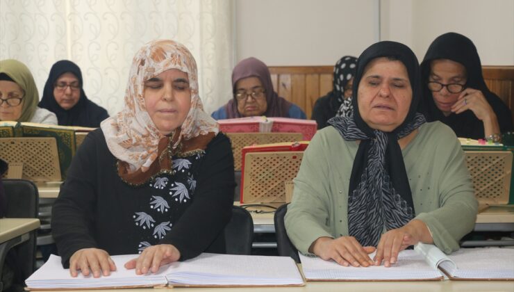 Adana’da görme engelli Fatma Çetin 7, ablası Türkan Alçin 8 kez hatmetti