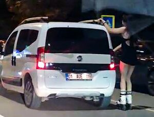 Adana’da patenli genç kız, hafif ticari aracın arkasına tutunup ilerledi