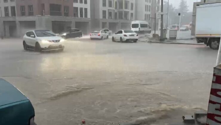 Adıyaman Besni’de sağanak sokakları göle çevirdi, köy yollarında taşkın oluştu