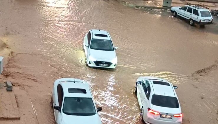 Adıyaman’da sağanak su baskınına neden oldu, Mersin Caddesi’nde çökmeyle yol kapandı