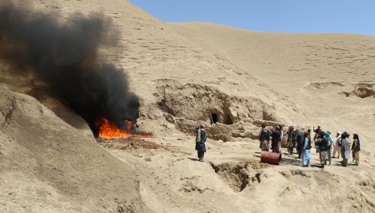 Afganistan polisi Ferah’ta yaklaşık 1 ton uyuşturucuyu yakarak imha etti