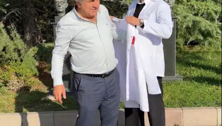 Afla 60 yaşında Hacettepe Tıp’a dönen öğrenciye önlüğünü doktor oğlu giydirdi