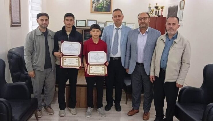 Afyonkarahisar Bolvadin’de 2 hafız öğrenciye icazet belgeleri törenle verildi