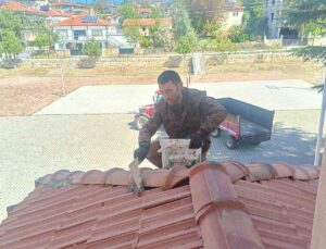 Afyonkarahisar Bolvadin’de mahalle muhtarı okulun çatısını ücretsiz onardı