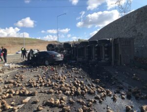 Ağrı Hamur’da şeker pancarı yüklü tırla çarpışan otomobilde 4 kişi öldü