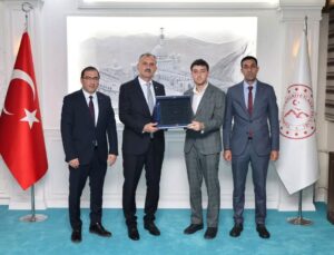 Ağrı Valisi Önder Bozkurt, genç gönüllüyü kabul edip Ahi Sancağı Plaketi’ni aldı