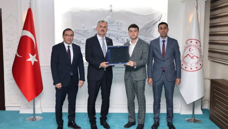 Ağrı Valisi Önder Bozkurt, genç gönüllüyü kabul edip Ahi Sancağı Plaketi’ni aldı