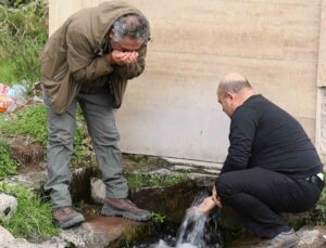 Aksaray Koçpınar’da çıkan sodalı su, böbrek taşına iyi geldiği söylenerek ilgi görüyor