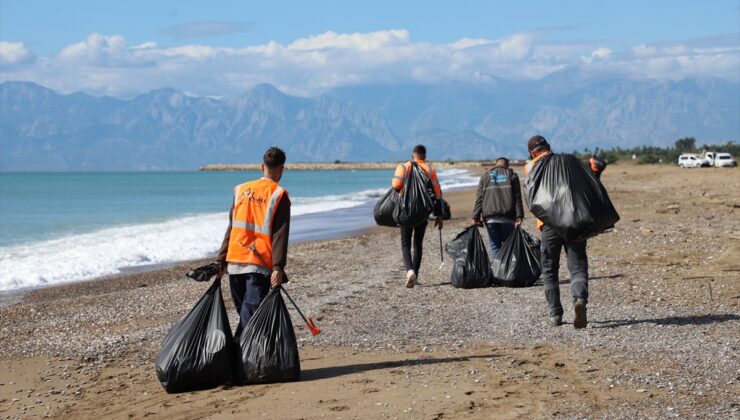 Aksu Belediyesi, Antalya’daki caretta yuvalama alanı Kumköy Sahili’nde temizlik yaptı