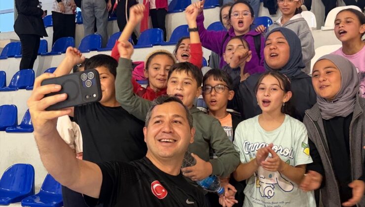 Alaçam’da Cumhuriyet Kupası Voleybol Turnuvası’nda Gençlik Merkezi şampiyon oldu