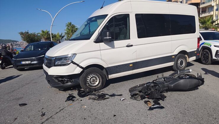Alanya’da minibüsle çarpışan motosikletin 20 yaşındaki sürücüsü hastanede öldü
